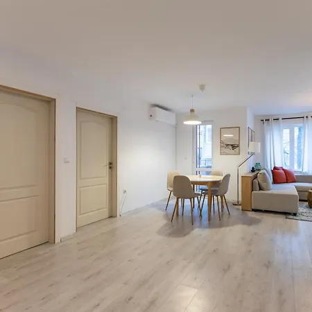 Apartmán 2br - Workspace With Elevator